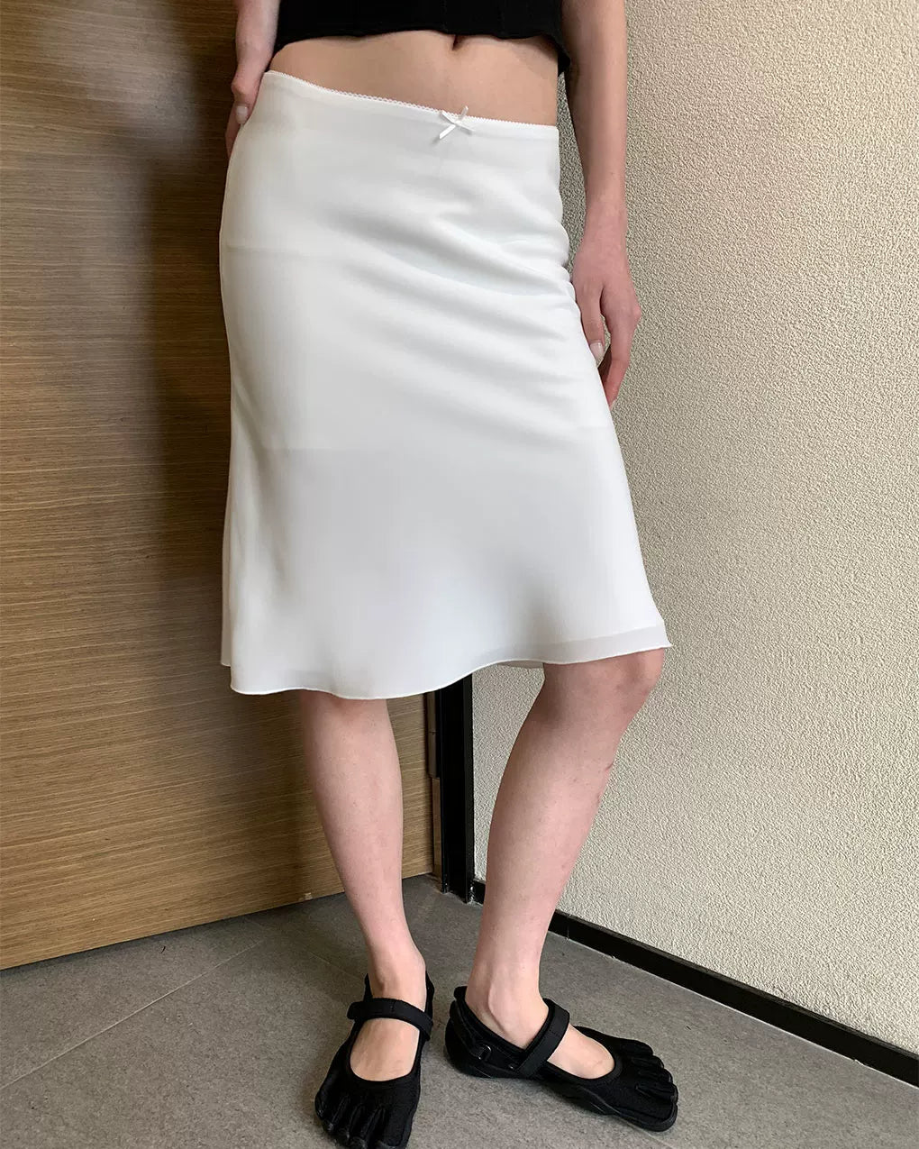 Elle | Éloise Low Rise Satin Midi Skirt