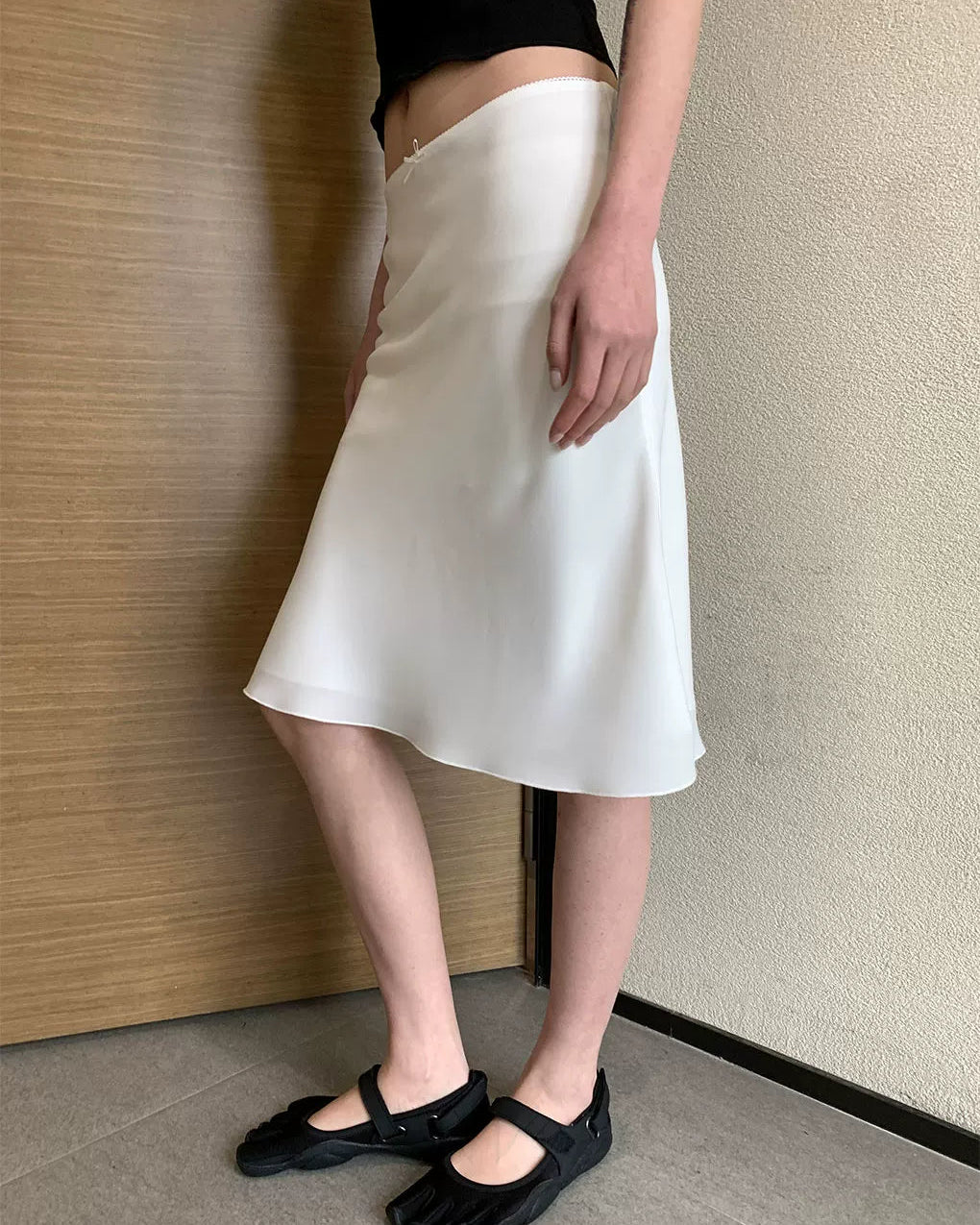 Elle | Éloise Low Rise Satin Midi Skirt