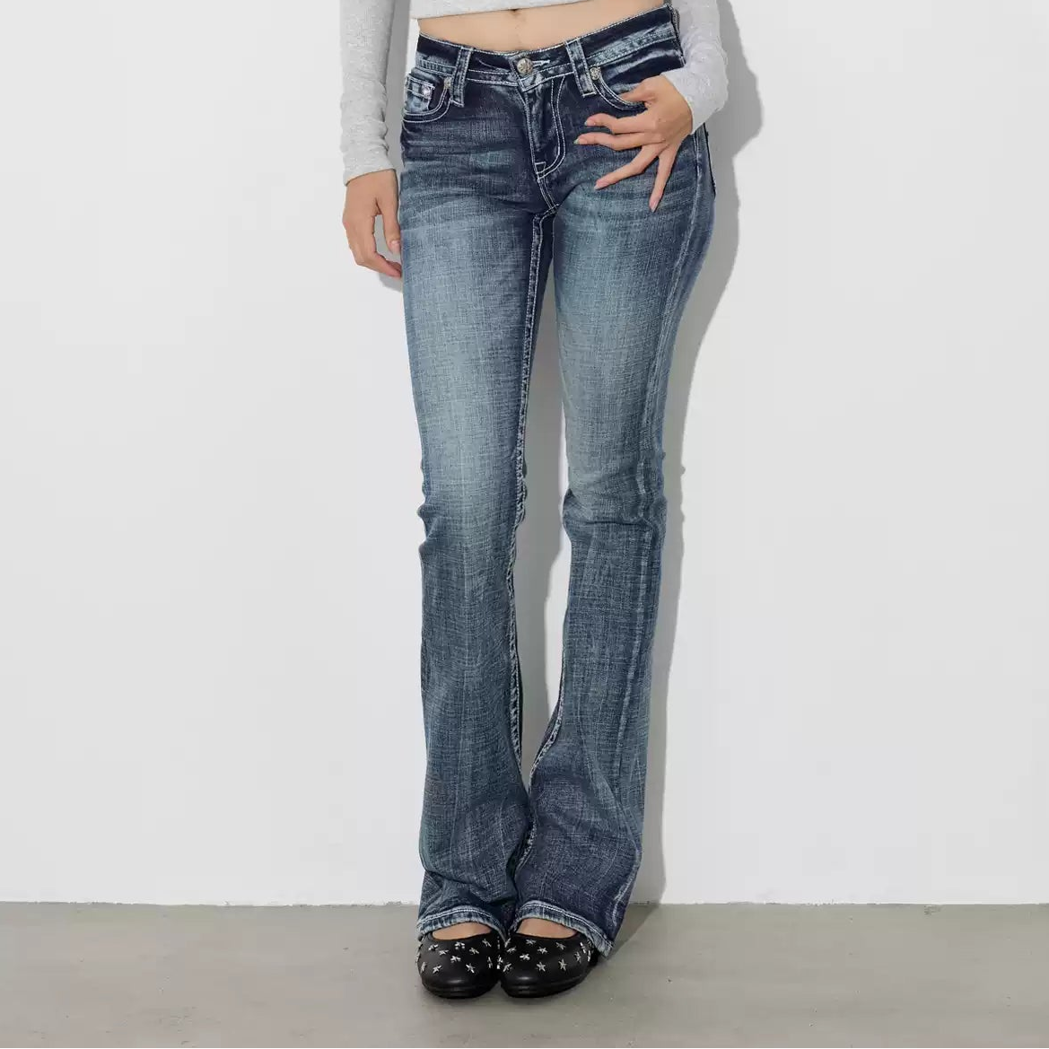 Miss Me Low-Rise Bootcut-Jeans mit Stickerei