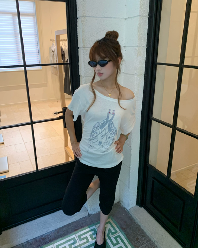 Elle | Peacocks Kissing Rhinestone Tee