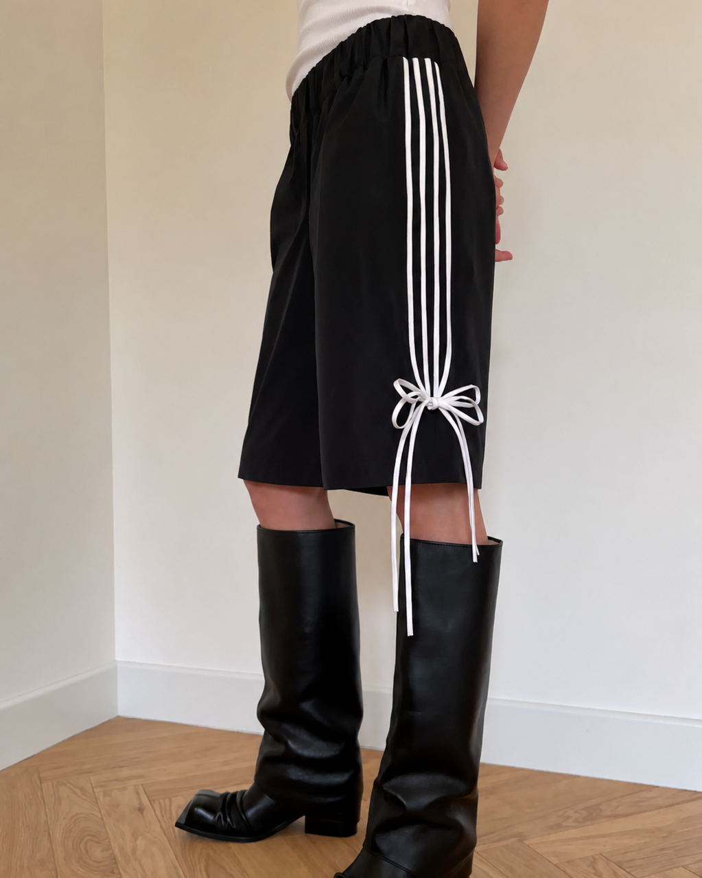 Elle ｜Triple-Stripe Bow Capri Pants